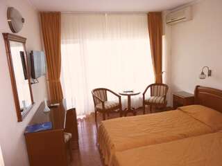 Отель Hotel Comandor Мамая Двухместный номер с 1 кроватью или 2 отдельными кроватями и видом на море-11