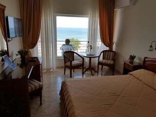 Отель Hotel Comandor Мамая Двухместный номер с 1 кроватью или 2 отдельными кроватями и видом на море-3